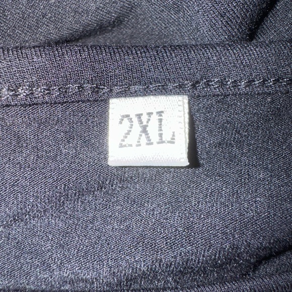 Gently used condition, unbranded short sleeve black tunic floral accent size 2X - Picture 3 of 8